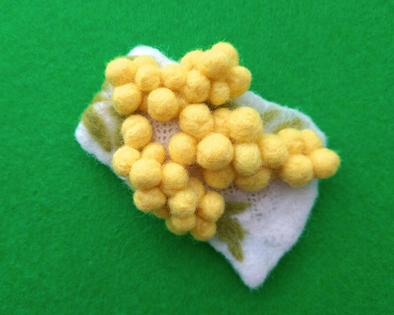 ミモザのフェルトブローチ