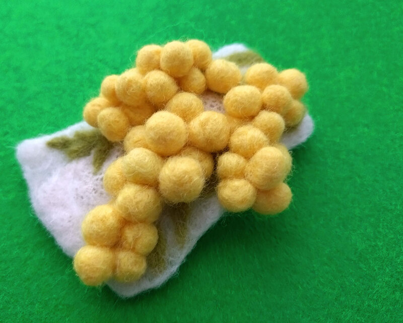 ミモザのフェルトブローチ | iichi 日々の暮らしを心地よくする