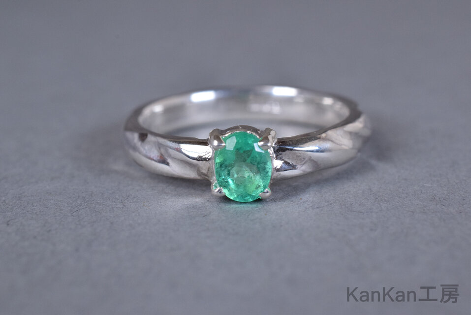 エメラルドのリング