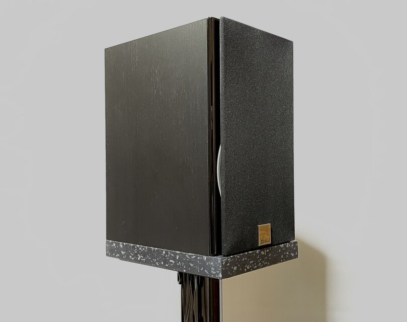 オーディオボード　22cm × 16.2cm × 2.4cm　黒地　黒粒柄　1枚