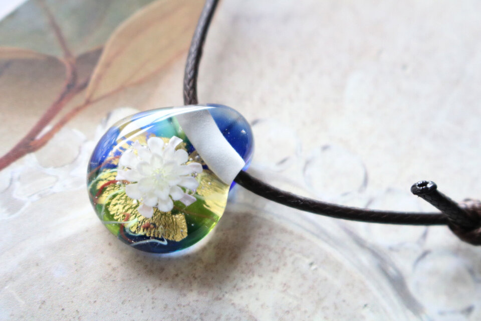 月下美人のとんぼ玉ガラスペンダント（小サイズ）　金箔入り　ブルー