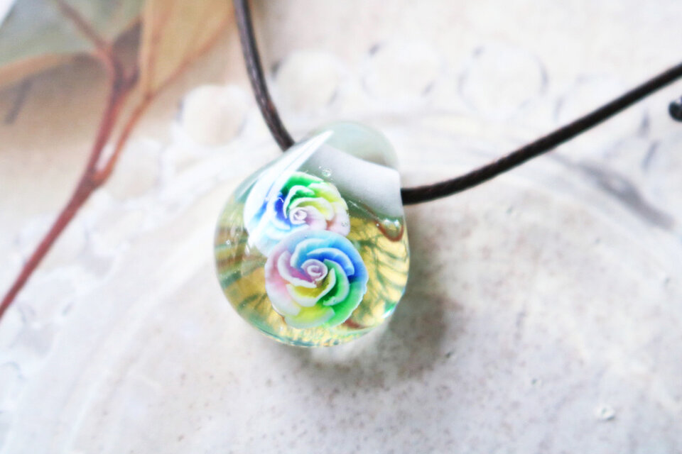 レインボーローズのとんぼ玉ガラスペンダント（小サイズ）　金箔入り　薄い水色