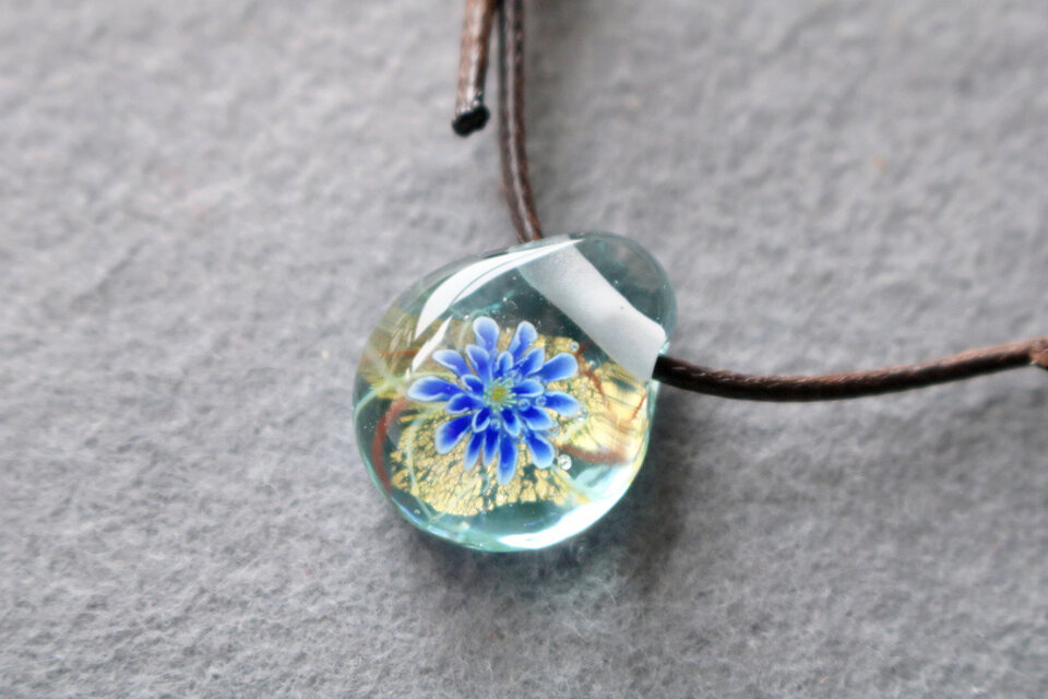 ＊期間限定SALE＊睡蓮のとんぼ玉ガラスペンダント（小サイズ）　金箔入り　薄い水色