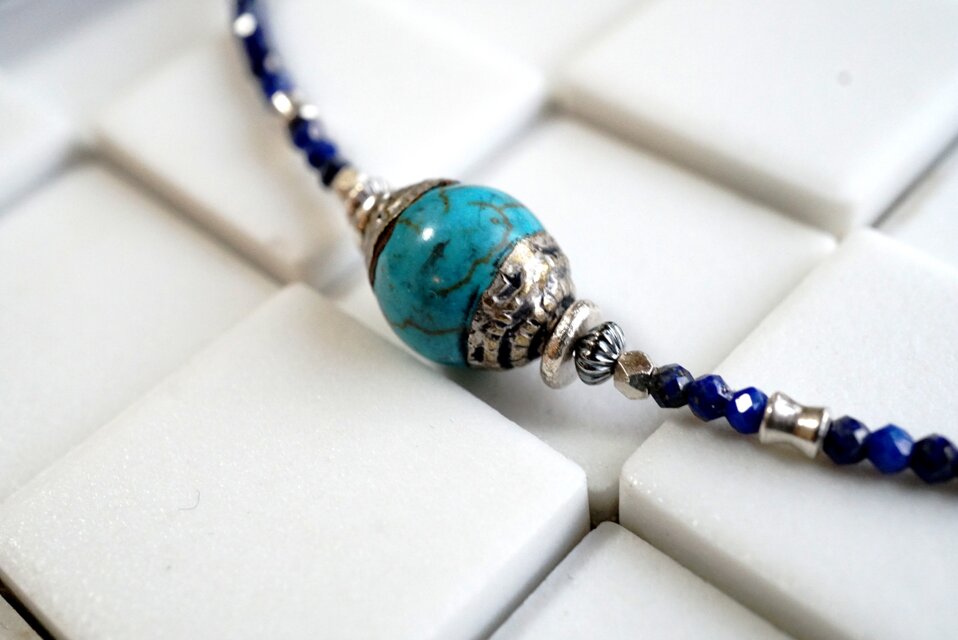 キャップをかぶったターコイズとラピスラズリのネックレス