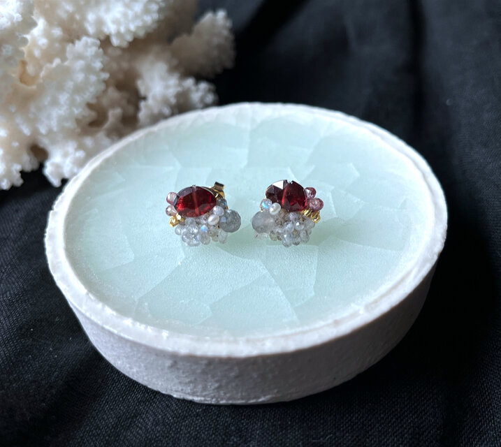 鉱物ピアス[ガーネット・ラブラドライト］