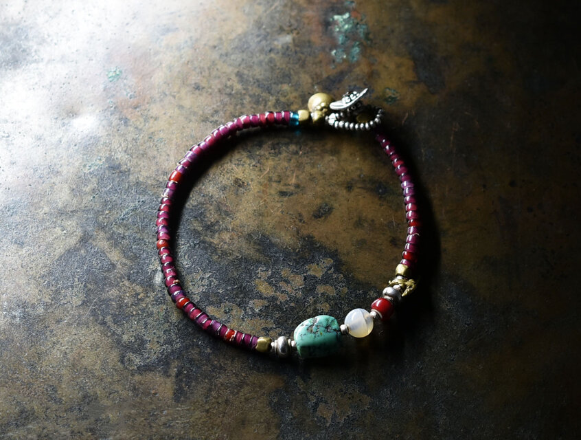 oldチベタンターコイズと古代瑪瑙、葡萄色＆濃赤ホワイトハーツ、oldチンシルバー＆オリッサブラスの華奢なブレス