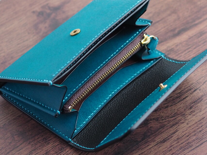 総手縫い│イタリアンレザーマルゴーとアメ豚使用のハーフウォレット