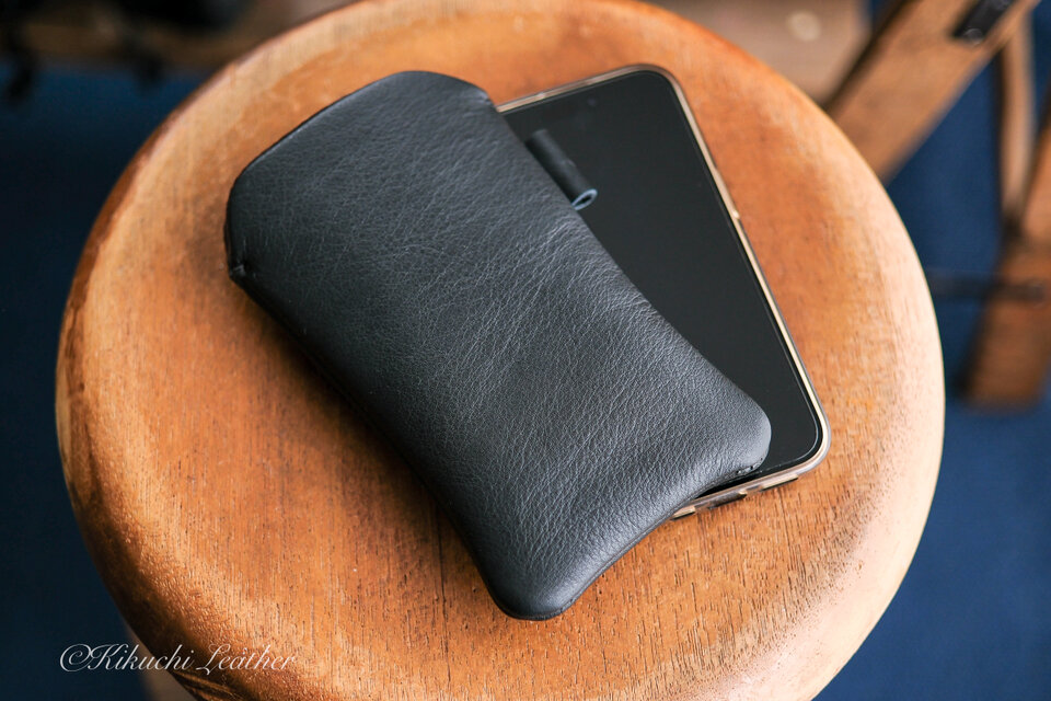 《WATERPROOF LEATHER》レザースリーブケース　Large　iPhone・スマホケース