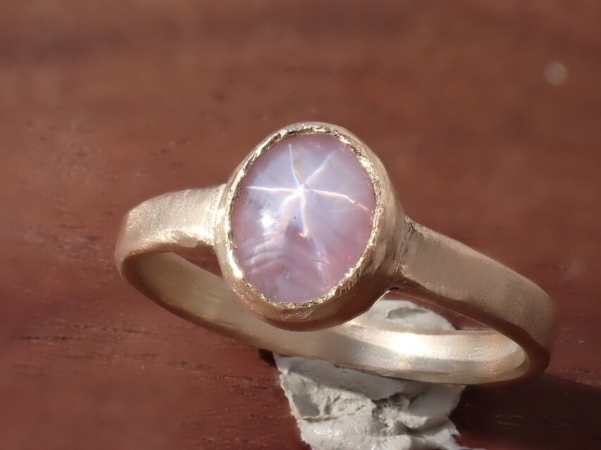 【小鳥屋ジュエリー】「トシッタさん」の微蛍光ノーヒート・バイカラーピーチスターサファイア・K10YGリング【白桃星】