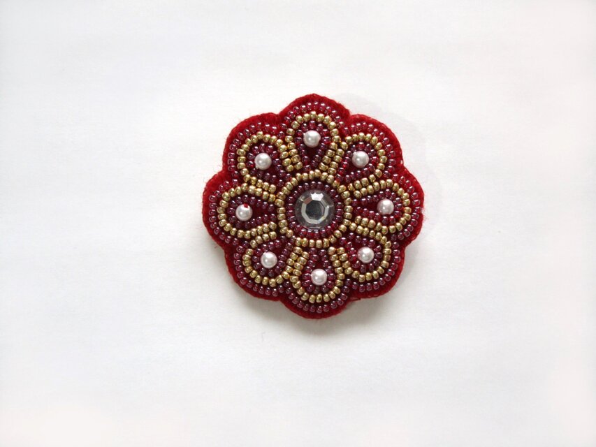お花型ビジュー＆パールのブローチ（赤）②
