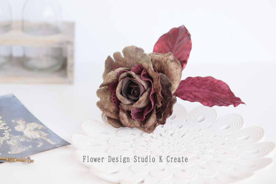 フラメンコ・袴飾り・結婚式に♡ブロンズのベロアの薔薇の髪飾り　成人式　着物　髪飾り　ブラウン　ベロア　ボルドー　薔薇　バラ　茶色