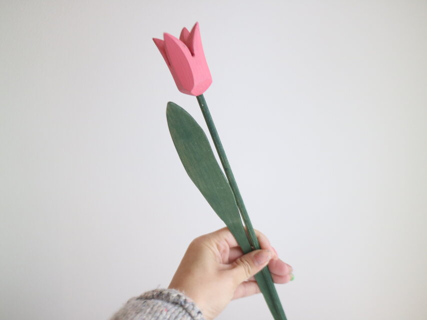 スウェーデンで見つけた木製チューリップ &葉っぱ 濃いピンク