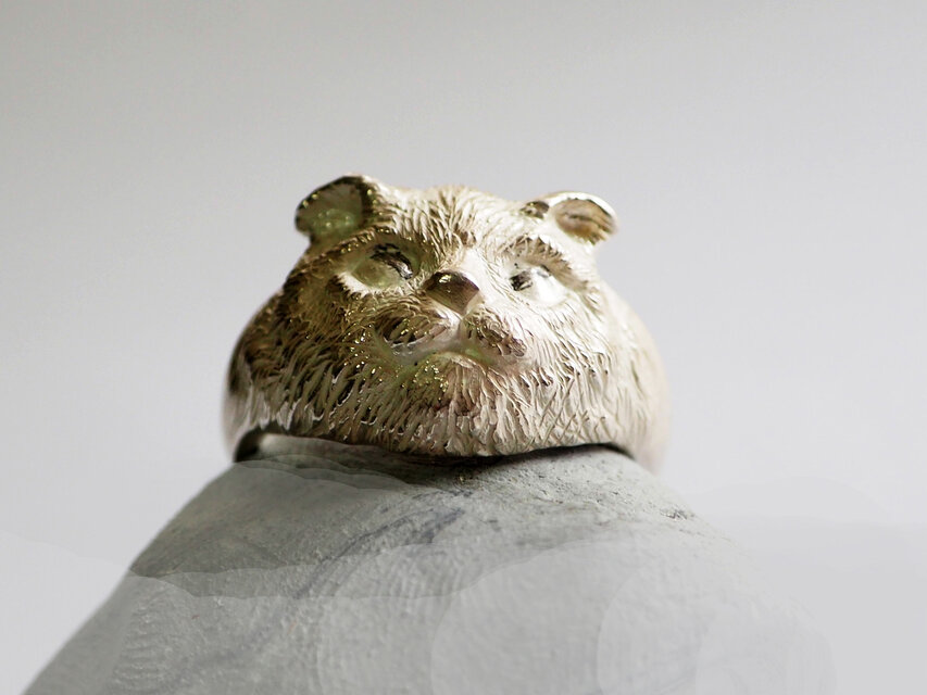 銀の微笑み：たれ耳猫のチャーミングリング