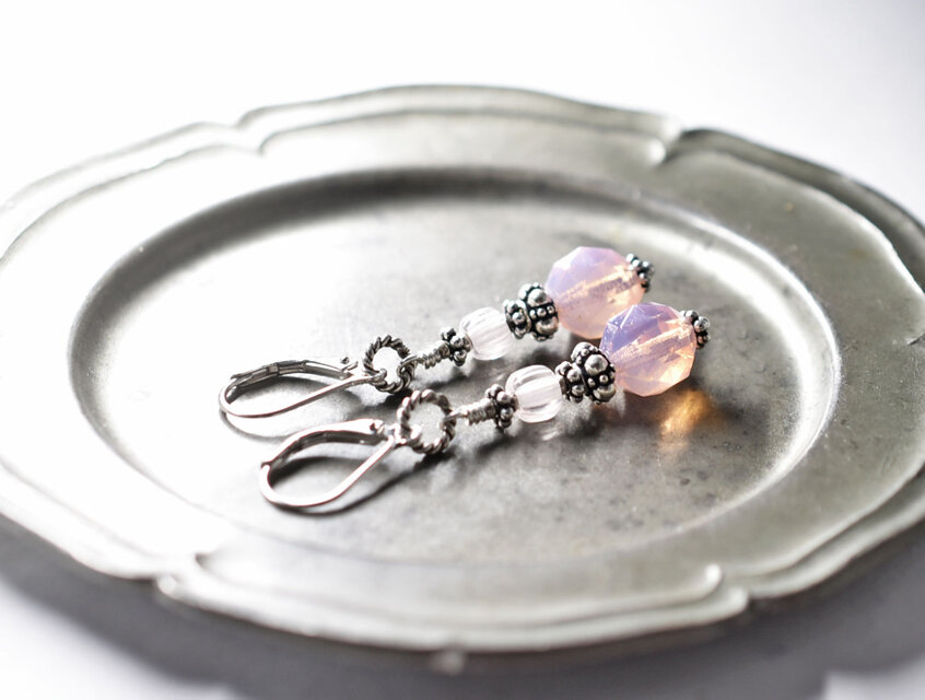 ピンクオパールヴィンテージボヘミアビーズとグーズベリーのピアス