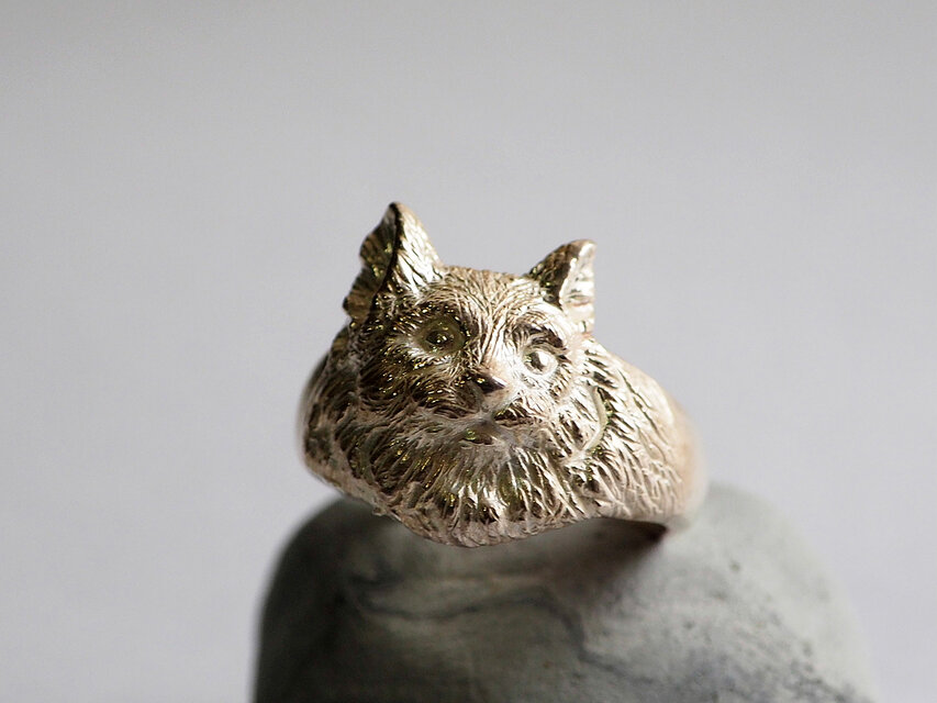 銀の優美さを纏う - 気品漂う長毛猫リング