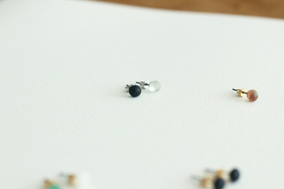 漆黒色と清澄色ピアス
