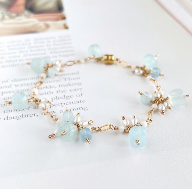 ２種のキューブカットのアクアマリンと小粒パールのブレスレット