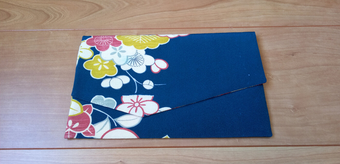 レトロな吉祥柄の着物からポーチ　絹