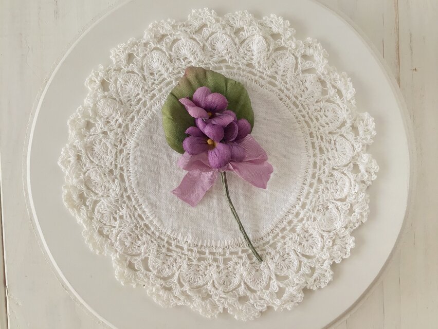 〈染め花〉スミレの3輪コサージュ(ムラサキ)