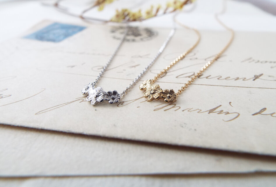 小花のネックレス