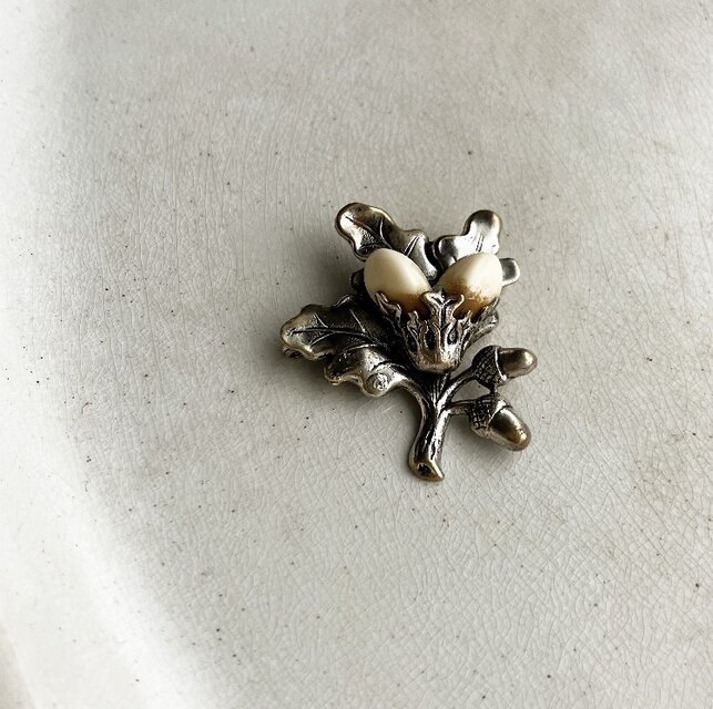 ドイツ　ヴィンテージ　どんぐりのブローチ