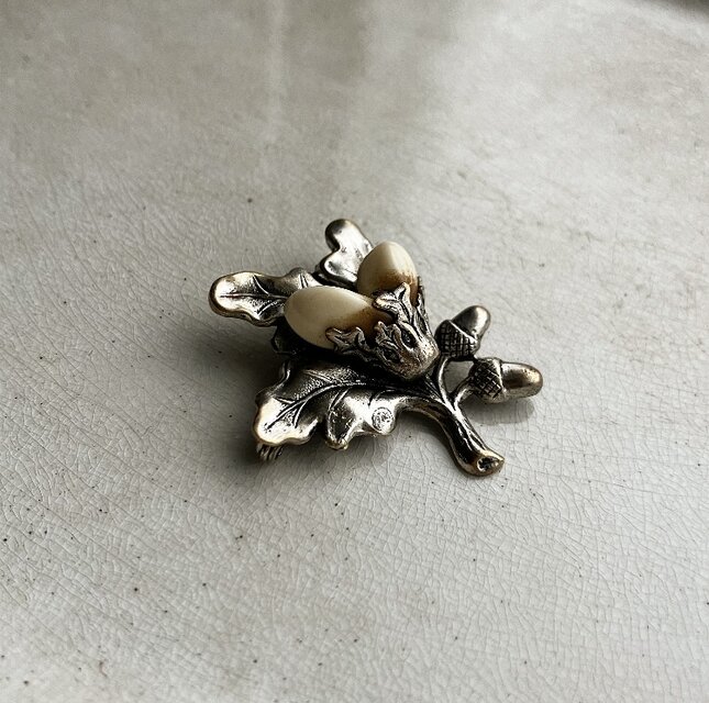 ドイツ ヴィンテージ どんぐりのブローチ | iichi 日々の暮らしを