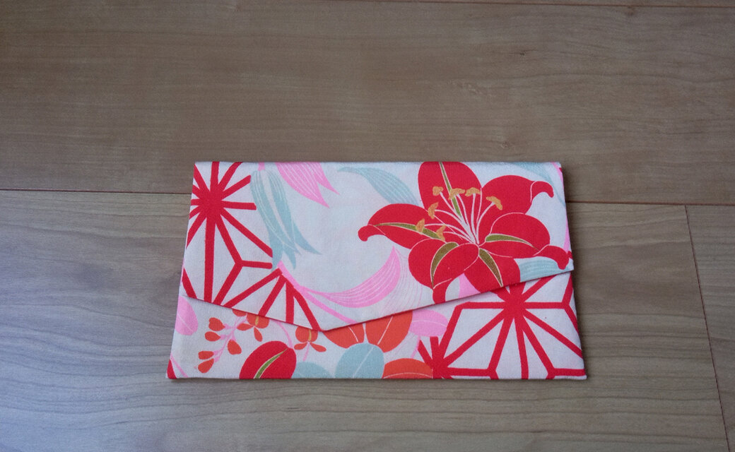 おもいきりレトロチックなポーチ　絹