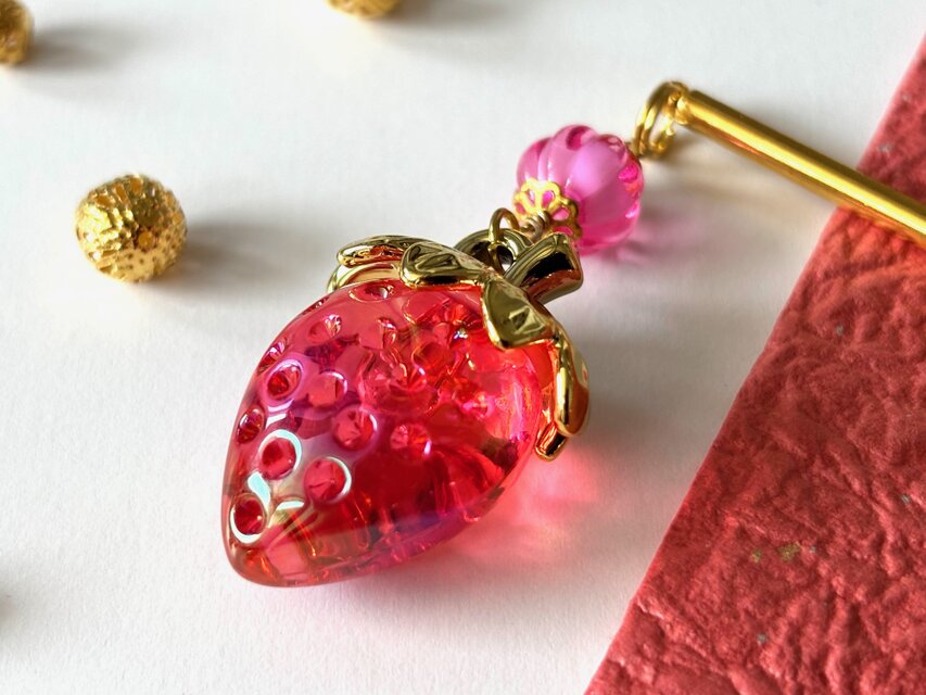 かんざし　クリアカラーの苺チャーム　ピンク　赤　レッド　ゴールド　一本挿し　一本簪　春夏　いちご　イチゴ　涼しげ