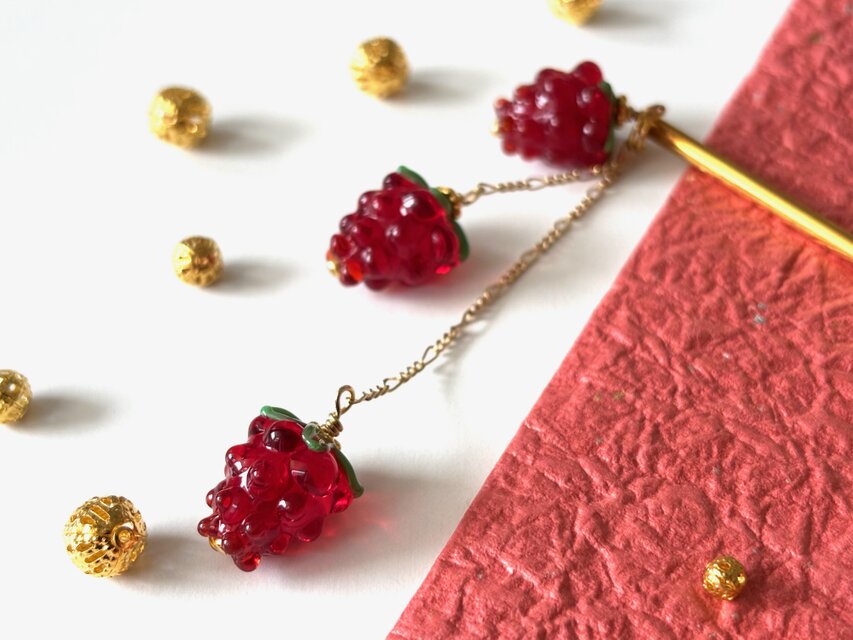 かんざし　ガラスのラズベリービーズ３連　苺　いちご　イチゴ　赤　レッド　ゴールド　スイーツ　一本挿し　一本簪　