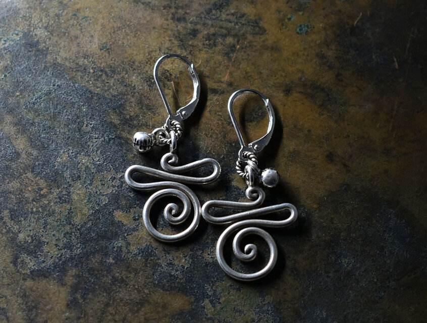 くにゃっと渦巻きカレンシルバーとインドシルバー鈴のピアス