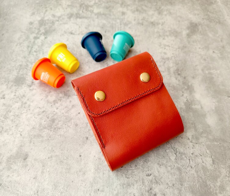 【一点物】薄い二つ折り財布　ハンドメイド イタリアンレザー 手縫い 手染め イタリアンレザー】手縫いのアミュレット（二つ折り財布