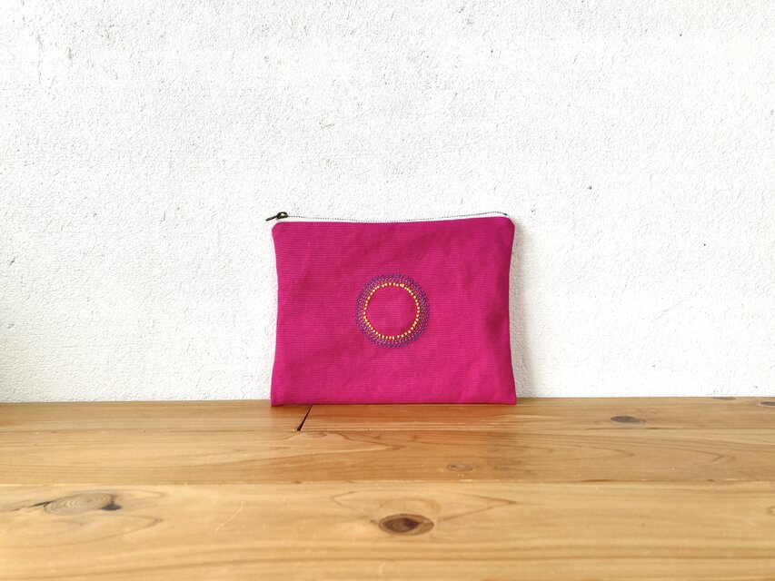 ピンク色のぺたんこポーチ