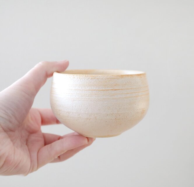白陶土とチタンマット釉のお湯のみ | iichi 日々の暮らしを
