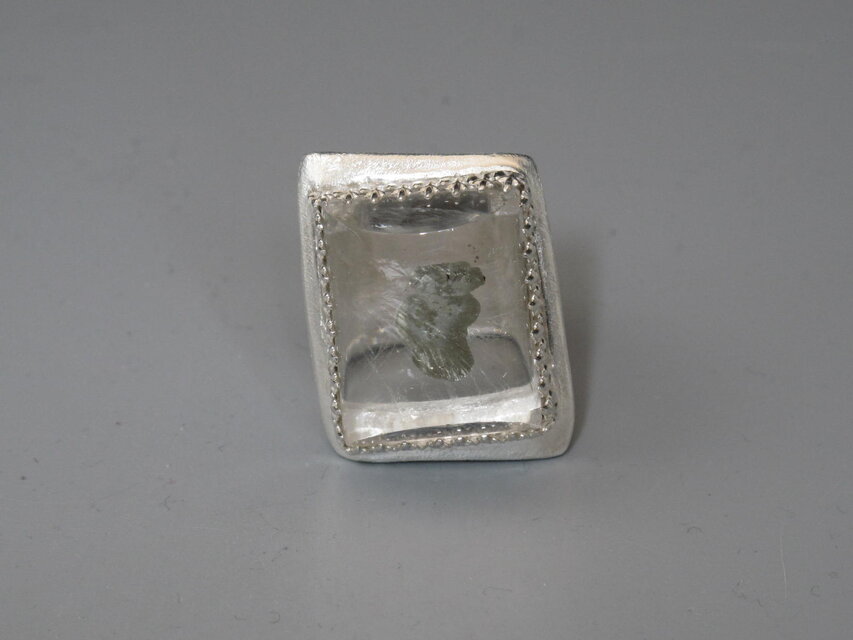 石の中の羽ばたき