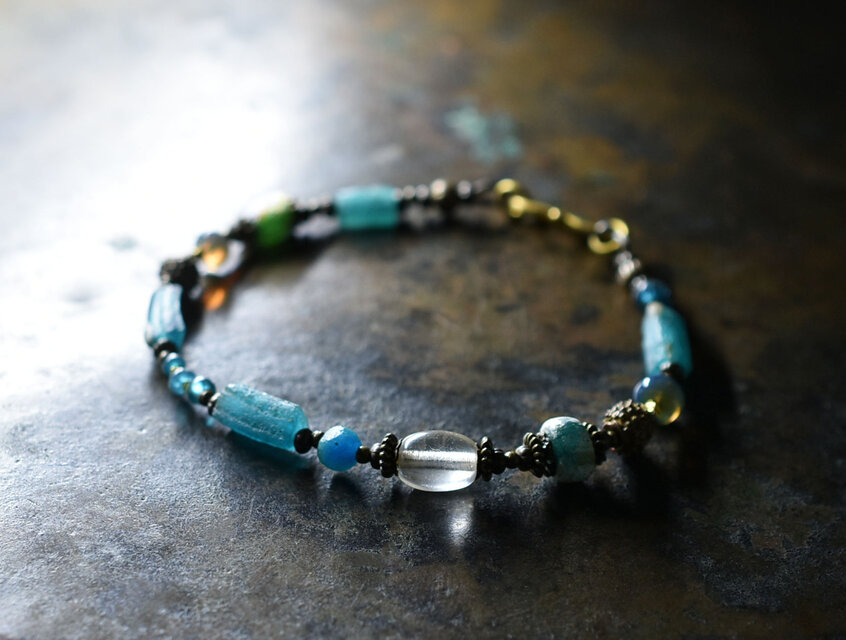 エメラルドグリーンローマングラスとアンティークボヘミアビーズ、発掘ビーズ、銀化ビーズ、民族族ブラス、オパールのブレス