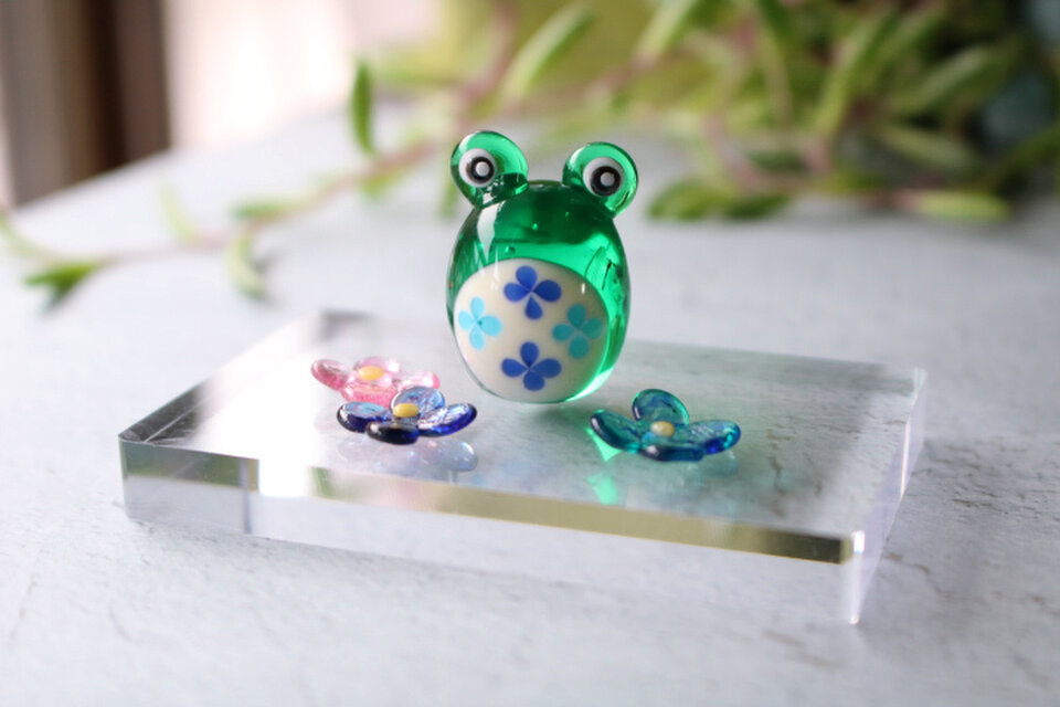 ガラスのカエル　ミニチュア蛙の置き飾り