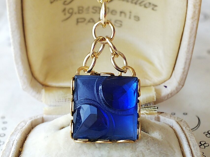 ヴィンテージ　アールデコ／濃いサファイアBlue　13㎜スクエア　ネックレス