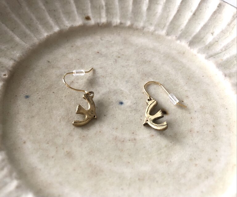 鳥のフックピアス