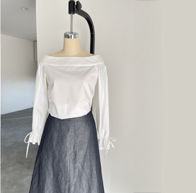 オフショルダーで程よい甘さと上品なデザイン