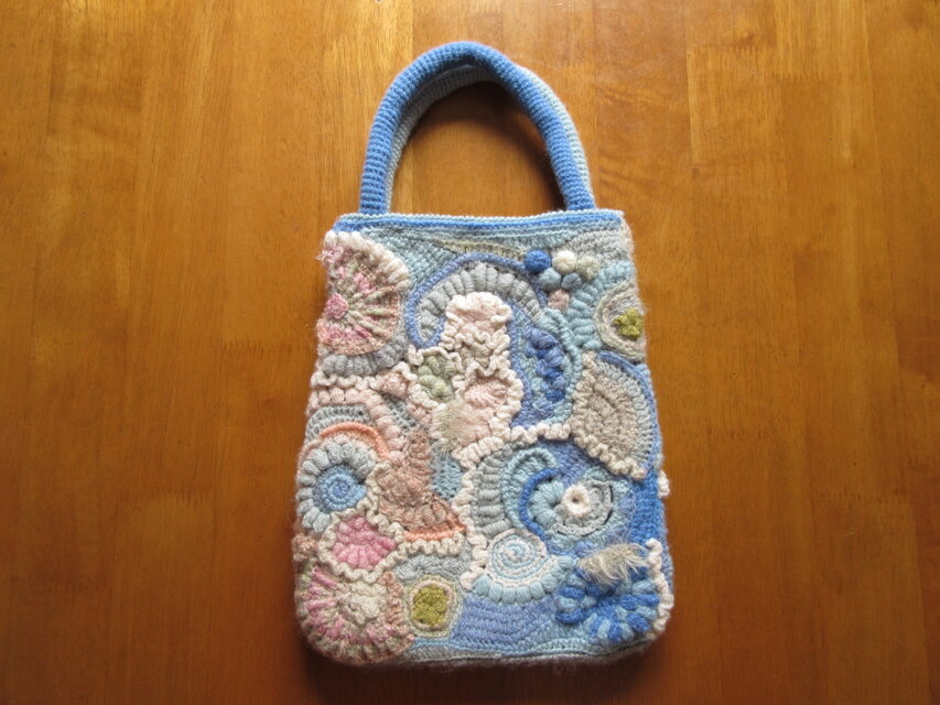 フリーフォームニットの小さな手提げバック