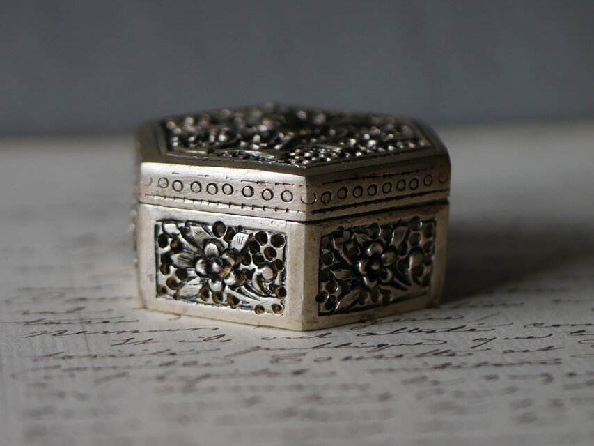 アンティーク の様なもの 美しい絵画のようなガラスと優美な磨りガラスが魅力