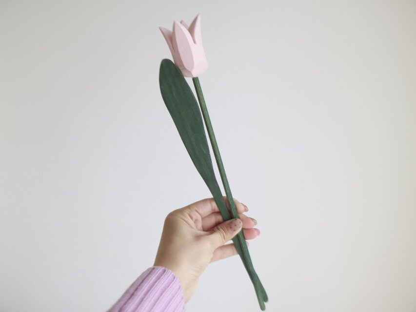 スウェーデンで見つけた木製チューリップ &葉っぱ / 薄ピンク