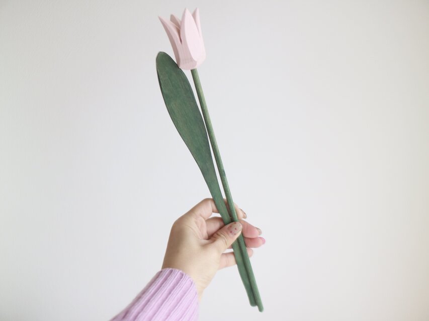 スウェーデンで見つけた木製チューリップ &葉っぱ / 薄ピンクのコピー