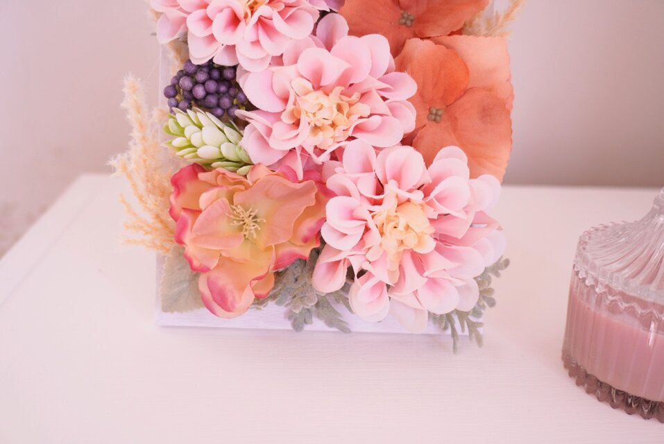 大きなダリアと小花の木彫ホワイトフレームアート | iichi 日々の