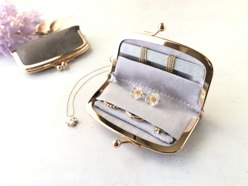 【本革】《コロンと可愛い》ミニアクセサリーケース／グレー◎伸びるポケット&ネックレスホルダー　ヌメ革　経年変化