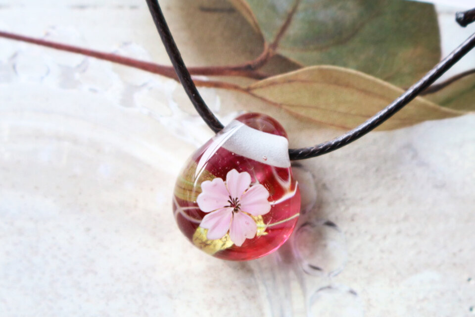 桜のとんぼ玉ガラスペンダント（小サイズ）金箔入り　金赤