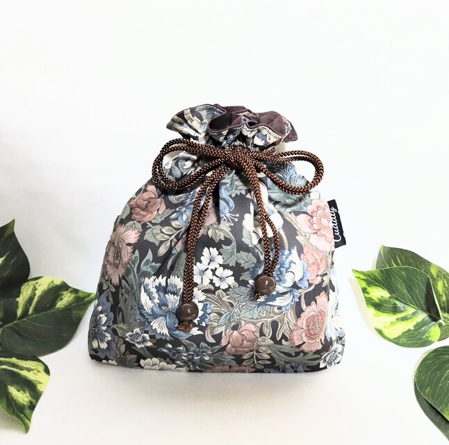 クラシックフラワーの巾着袋(ブラウン)