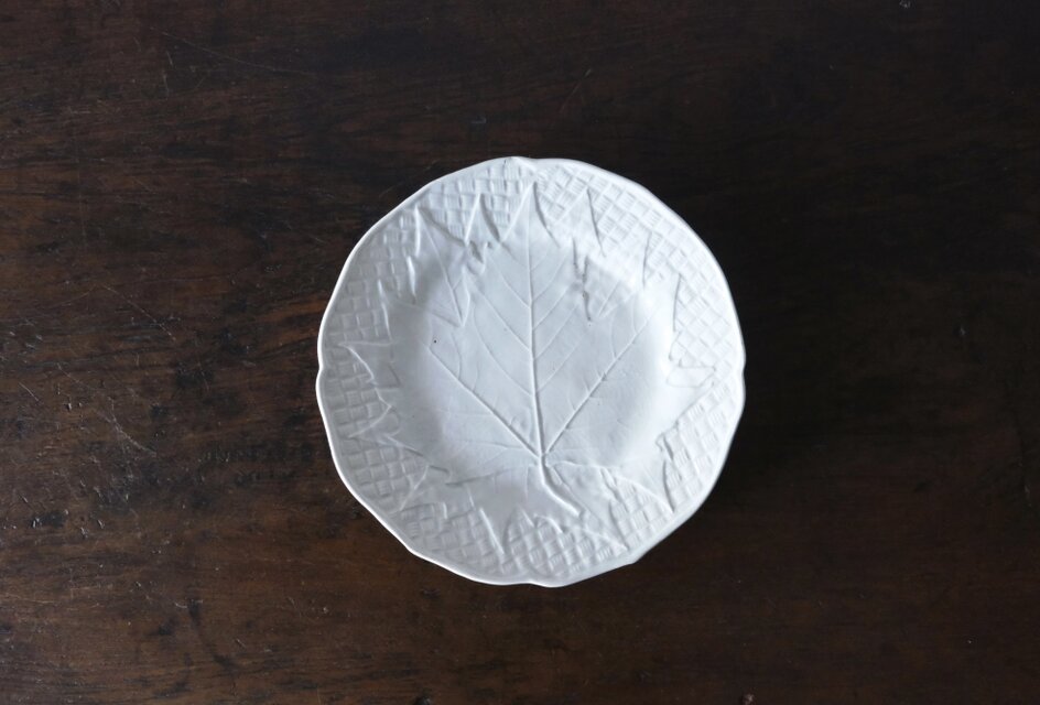 DJohnston/JVB ボルドー 葉とパニエ　レリーフ皿 アンティーク 050696