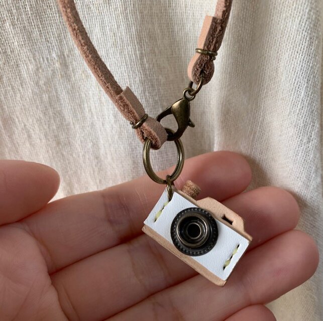 革のプチカメラ・バッグチャーム・シンプル・白・かわいい・プレゼントにも