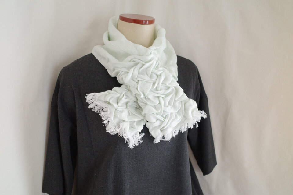 （sale)リネン刺繡のマフラー・ペールグリーン